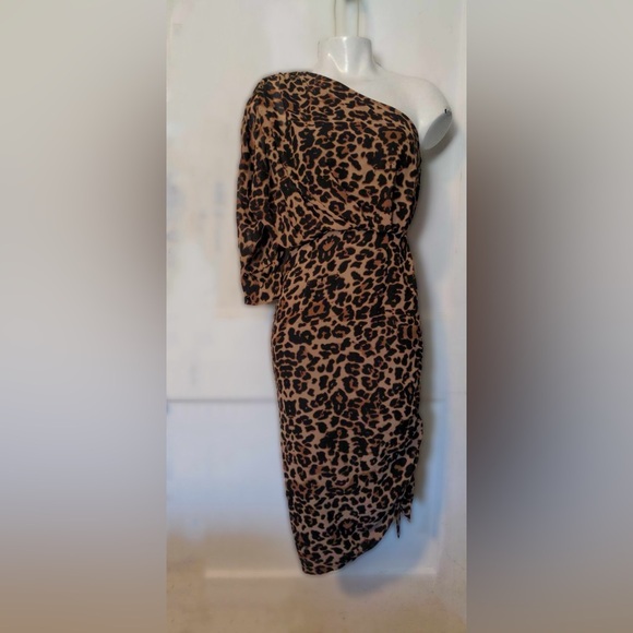 PrettyLittleThing Dresses & Skirts - Super sexy chic leopard print asymmetrical dress 🐆